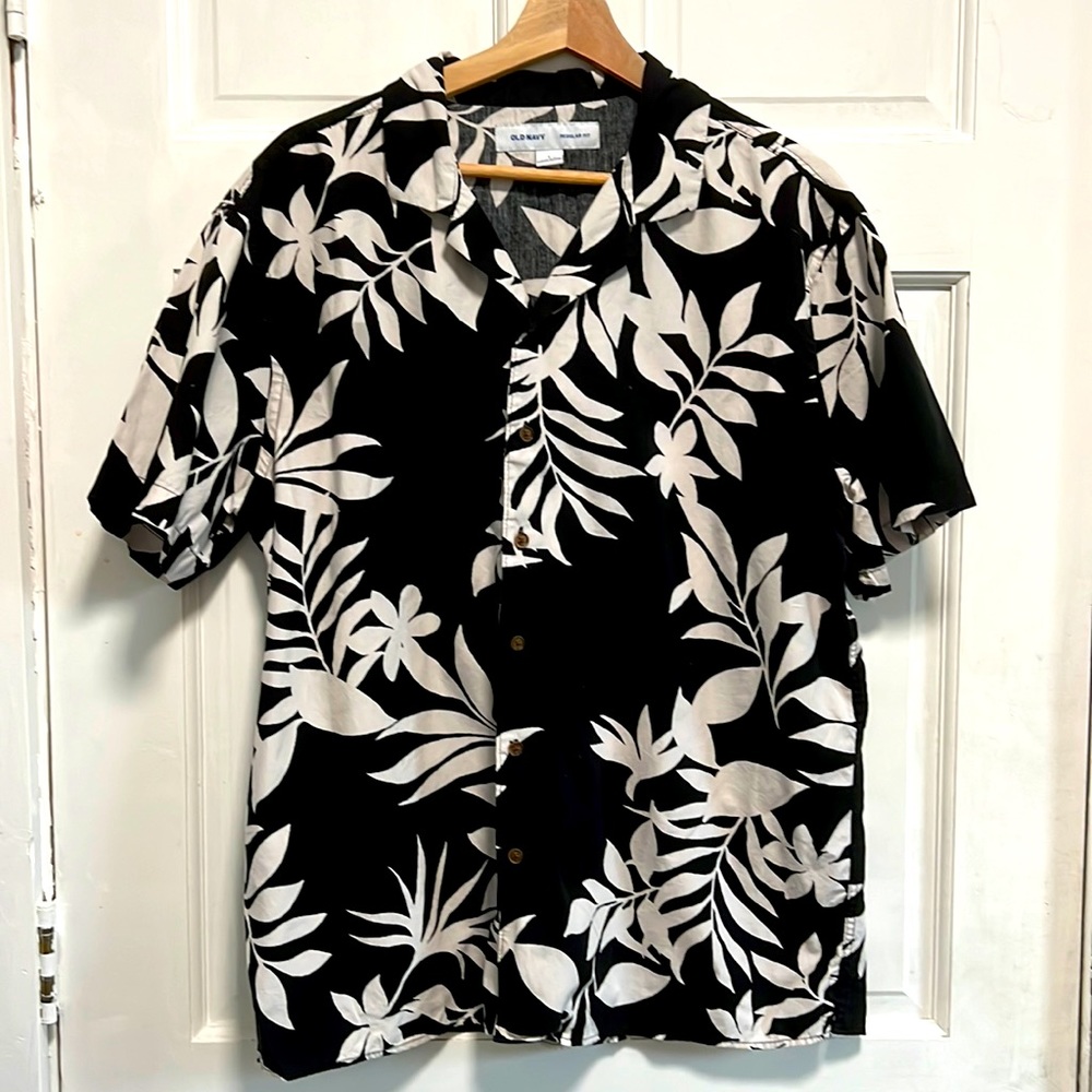 **SOLD** Old Navy Men’s L Regular Fit Camp Style button down tee.